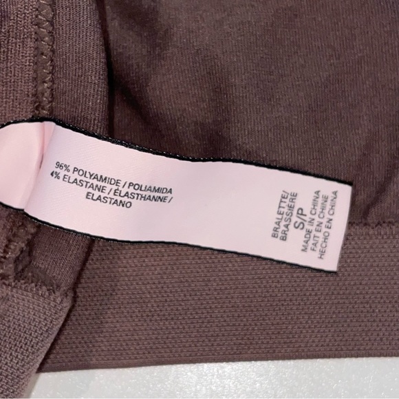 🔥 3 for $15 🔥
Victoria’s Secret strappy cutout bralette size small - Picture 2 of 10